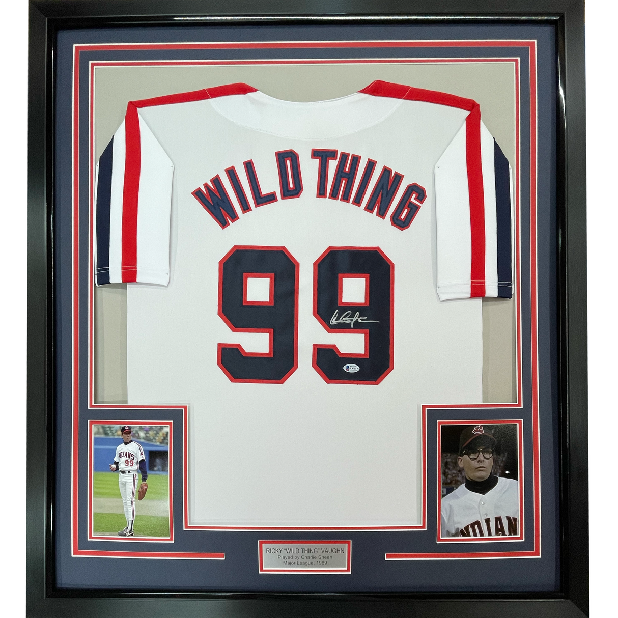 Camiseta de béisbol enmarcada, autografiada y firmada por Charlie Sheen, 35 x 39, de la película Wild Thing, Ricky Vaughn, de las Grandes Ligas, JSA COA