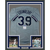 Camiseta de béisbol gris de Nueva York de 35 x 39, enmarcada, autografiada y firmada por Darryl Strawberry. PSA/Certificado de ADN.