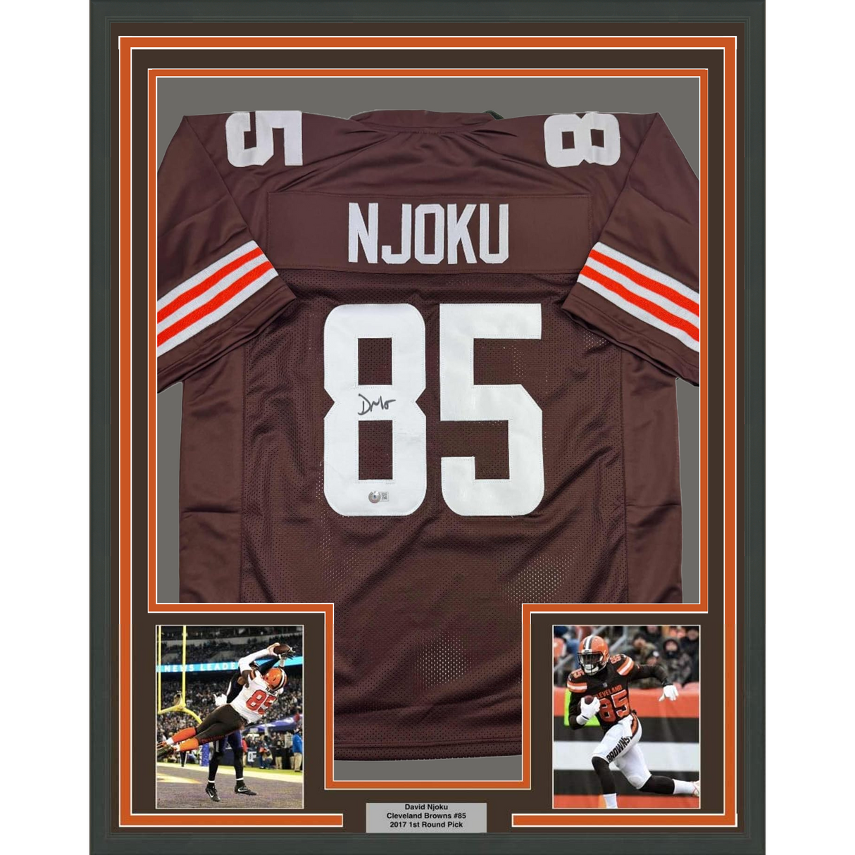 Camiseta de fútbol americano de Cleveland Beckett BAS COA enmarcada, autografiada y firmada por David Njoku, 35 x 39, color marrón