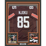 Camiseta de fútbol americano de Cleveland Beckett BAS COA enmarcada, autografiada y firmada por David Njoku, 35 x 39, color marrón