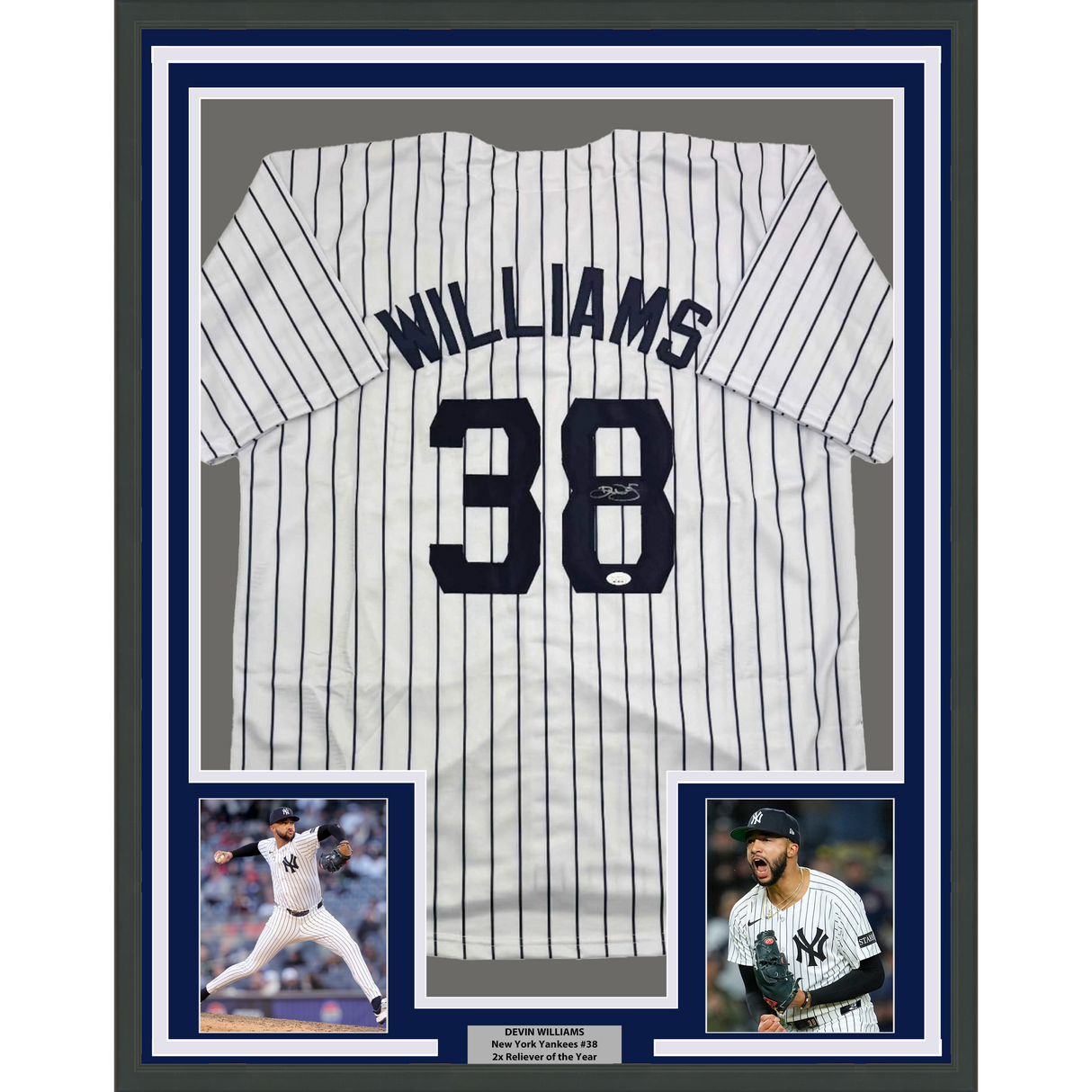 Camiseta de béisbol de rayas de Nueva York de 35 x 39 de Devin Williams, enmarcada, autografiada y firmada (JSA COA)