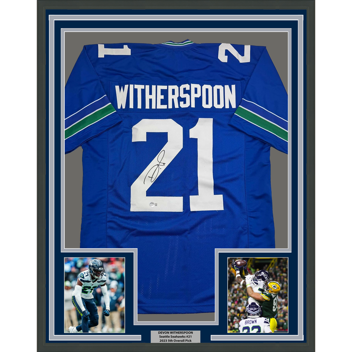 Camiseta de fútbol retro azul de Seattle de 35 x 39 de Devon Witherspoon, enmarcada, autografiada y firmada, Beckett BAS COA