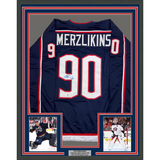 Camiseta de hockey azul de Columbus de 35 x 39, enmarcada, autografiada y firmada por Elvis Merzlikins, Beckett BAS COA