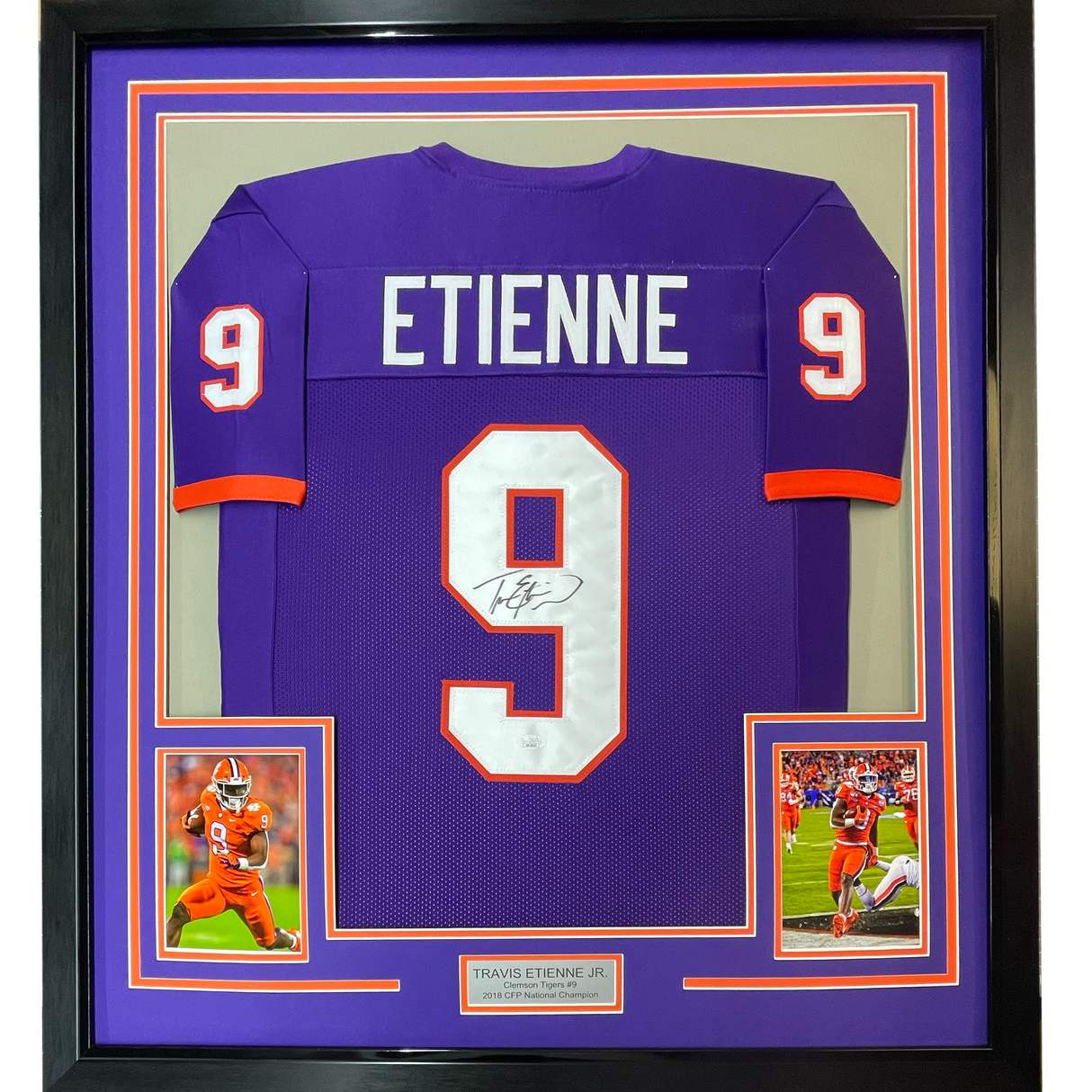 Camiseta de fútbol americano universitario de Clemson, morada, enmarcada, autografiada y firmada por Travis Etienne Jr., 35 x 39, JSA COA