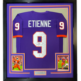 Camiseta de fútbol americano universitario de Clemson, morada, enmarcada, autografiada y firmada por Travis Etienne Jr., 35 x 39, JSA COA