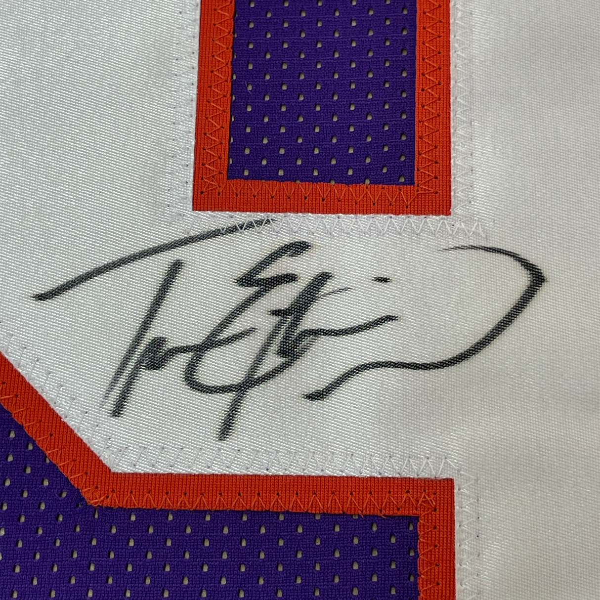 Camiseta de fútbol americano universitario de Clemson, morada, enmarcada, autografiada y firmada por Travis Etienne Jr., 35 x 39, JSA COA