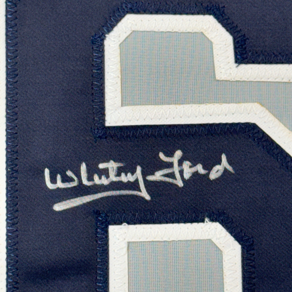Camiseta de béisbol enmarcada, autografiada y firmada por Whitey Ford, 35 x 39, gris Nueva York, certificado de autenticidad (PSA/DNA)