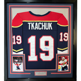 Camiseta de hockey azul de Florida, enmarcada, autografiada y firmada por Matthew Tkachuk, 35 x 39, JSA COA