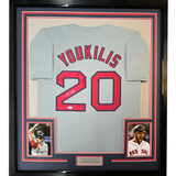 Camiseta de béisbol enmarcada, autografiada y firmada por Kevin Youkilis, 35 x 39, color gris Boston, JSA COA