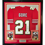 Camiseta de fútbol americano roja de San Francisco de 35 x 39, enmarcada, autografiada y firmada por Frank Gore, Beckett BAS COA