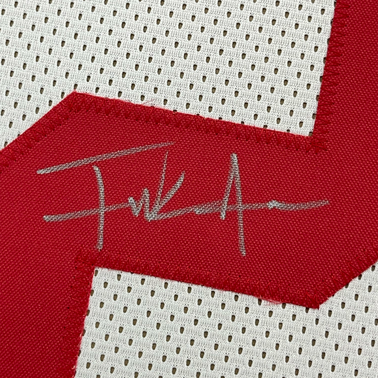 Camiseta de fútbol blanca de San Francisco Beckett BAS COA, enmarcada, autografiada y firmada por Frank Gore, 35 x 39