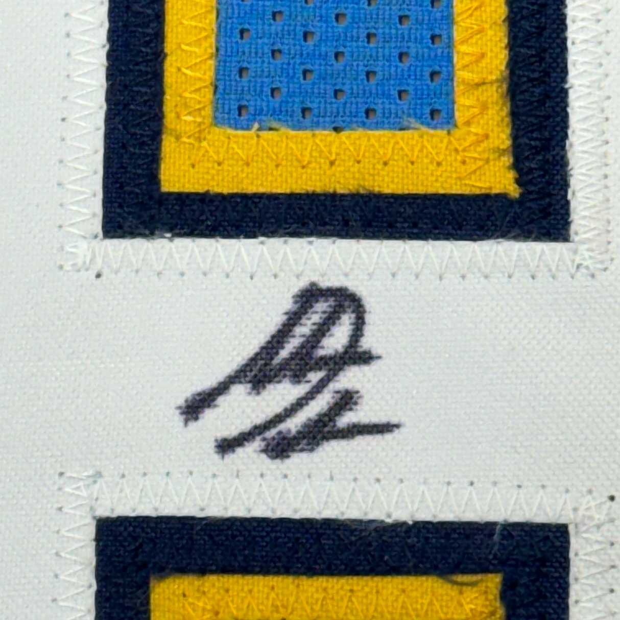 Camiseta de fútbol azul claro de Los Ángeles, enmarcada, autografiada y firmada por Antonio Gates, 35 x 39, Beckett BAS COA