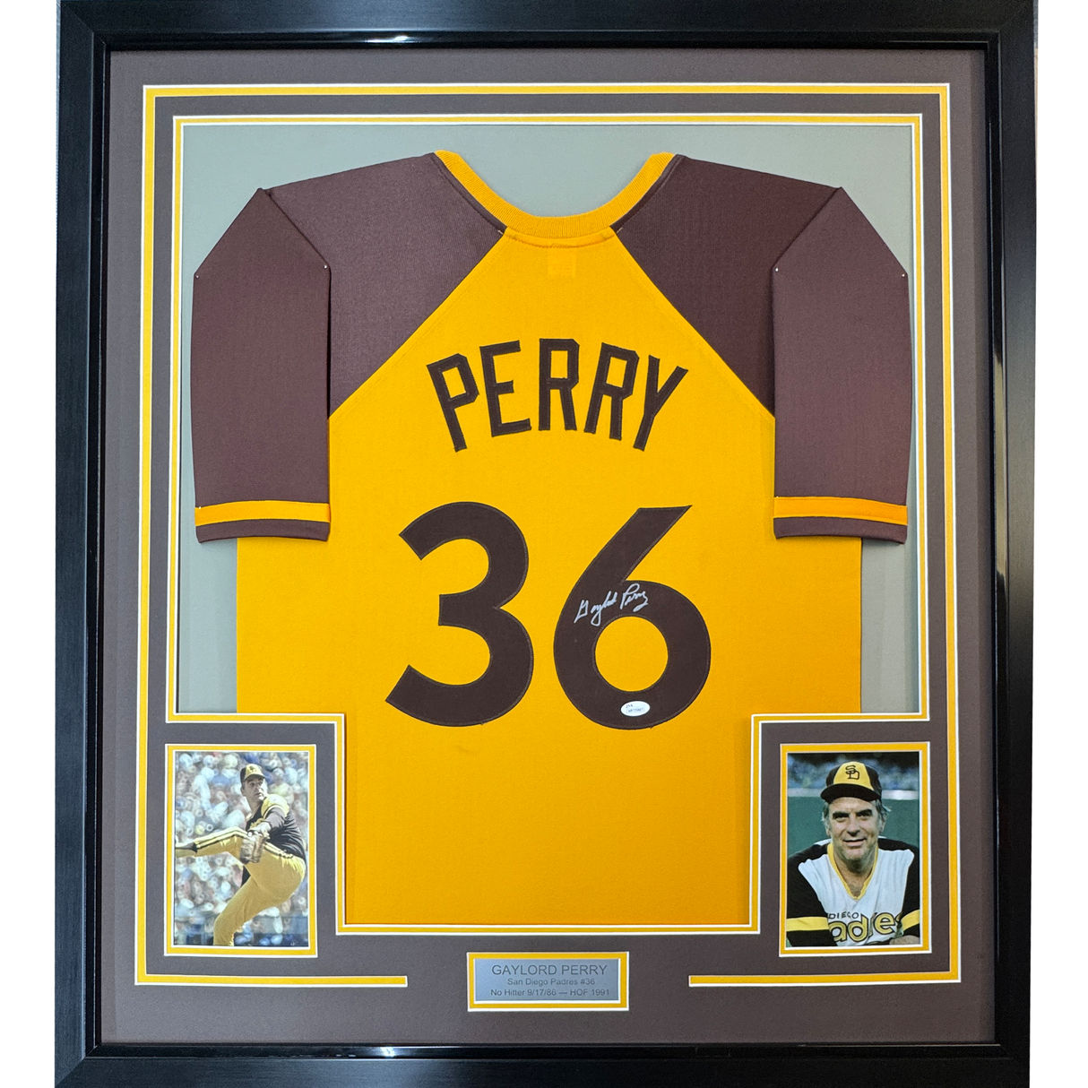 Camiseta de béisbol amarilla de San Diego de Gaylord Perry, enmarcada, autografiada y firmada, 35 x 39, JSA COA