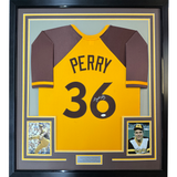 Camiseta de béisbol amarilla de San Diego de Gaylord Perry, enmarcada, autografiada y firmada, 35 x 39, JSA COA