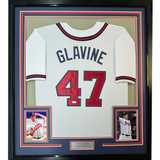Camiseta de béisbol blanca de Atlanta, enmarcada, autografiada y firmada por Tom Glavine, 35 x 39, JSA COA