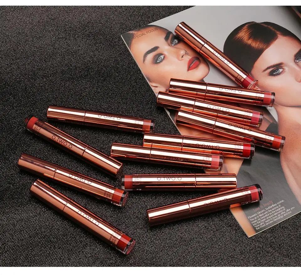 O.TWO.O 12 colores Lápiz labial mate aterciopelado de alta calidad Maquillaje de labios de larga duración Resistente al agua Fácil de usar Brillo labial líquido mate