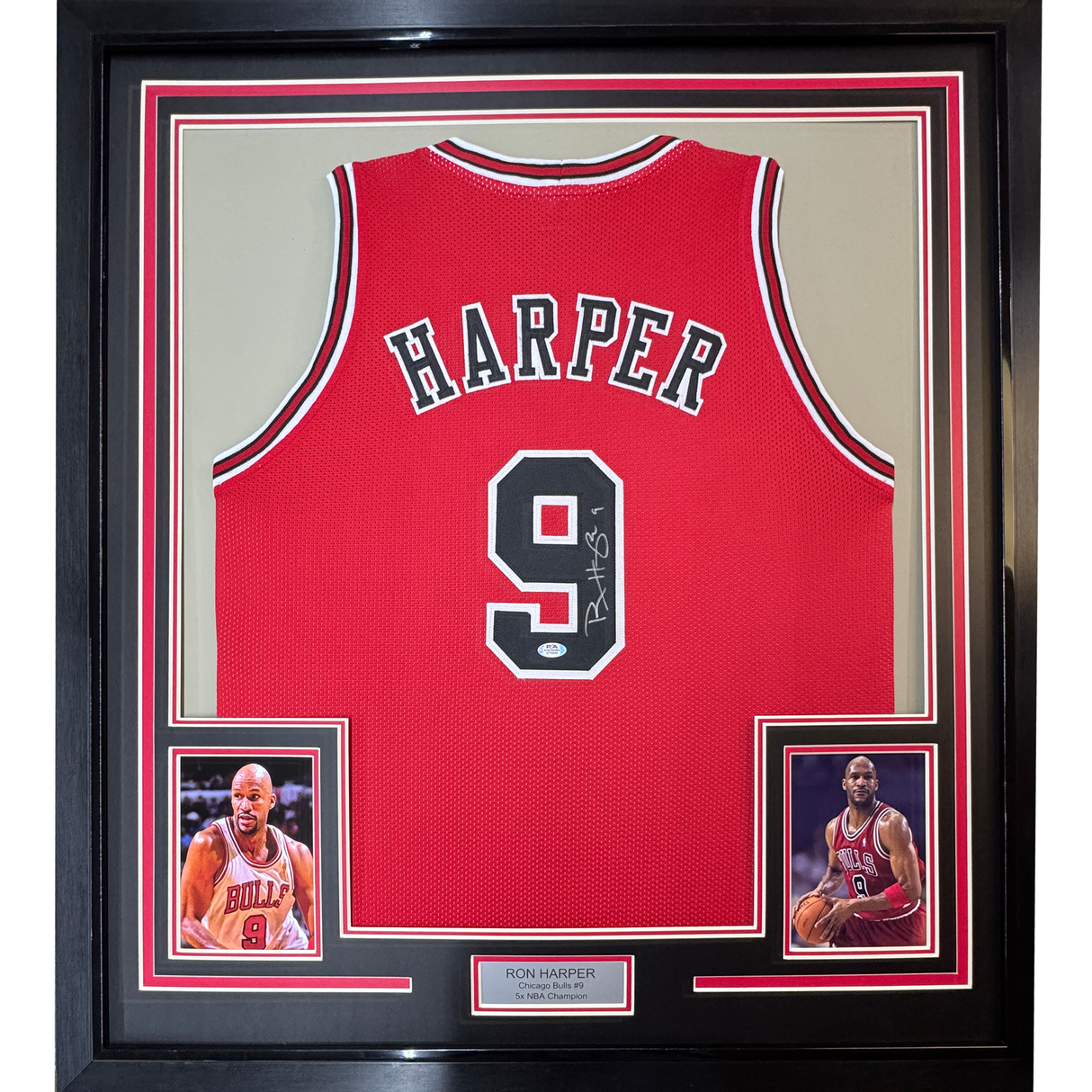 Camiseta de baloncesto enmarcada, autografiada y firmada por Ron Harper, 35 x 39, color rojo Chicago. PSA/Certificado de autenticidad de ADN.