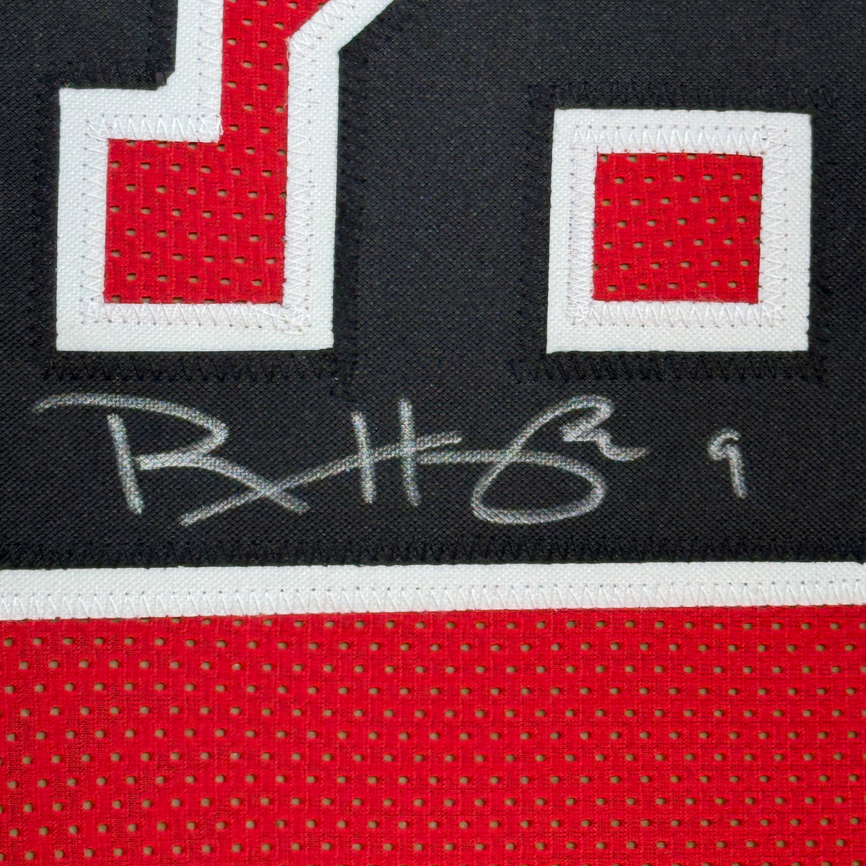 Camiseta de baloncesto enmarcada, autografiada y firmada por Ron Harper, 35 x 39, color rojo Chicago. PSA/Certificado de autenticidad de ADN.