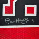 Camiseta de baloncesto enmarcada, autografiada y firmada por Ron Harper, 35 x 39, color rojo Chicago. PSA/Certificado de autenticidad de ADN.