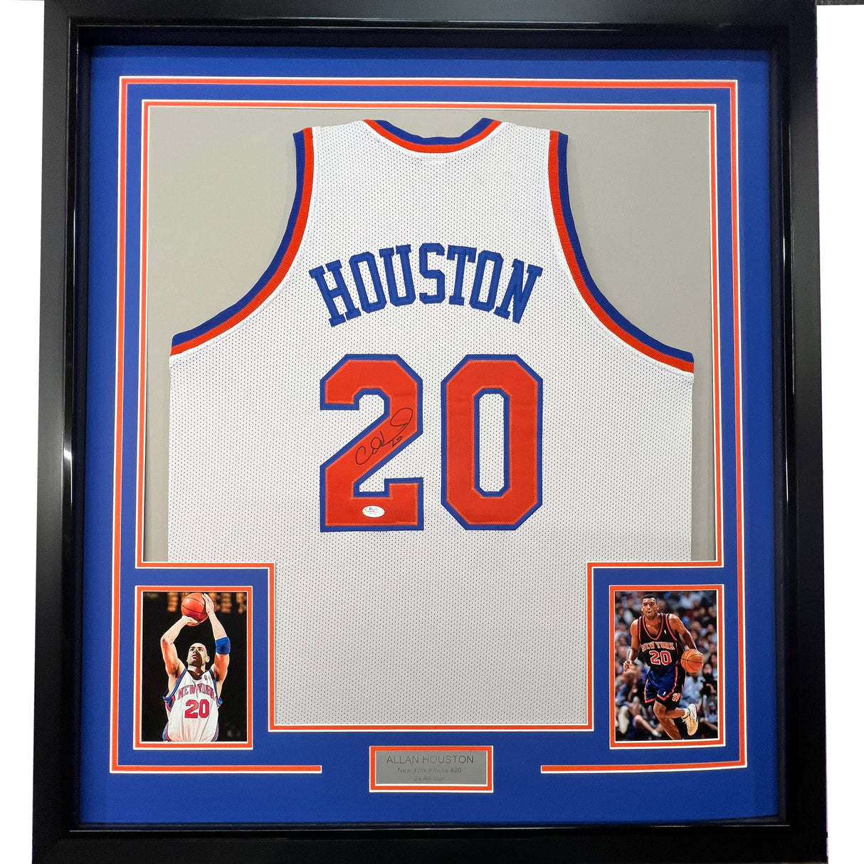 Camiseta de baloncesto blanca de Nueva York de 35 x 39, enmarcada, autografiada y firmada por Allan Houston. PSA/CÓDIGO DE AUTÉNTICO/ADN.