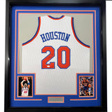 Camiseta de baloncesto blanca de Nueva York de 35 x 39, enmarcada, autografiada y firmada por Allan Houston. PSA/CÓDIGO DE AUTÉNTICO/ADN.