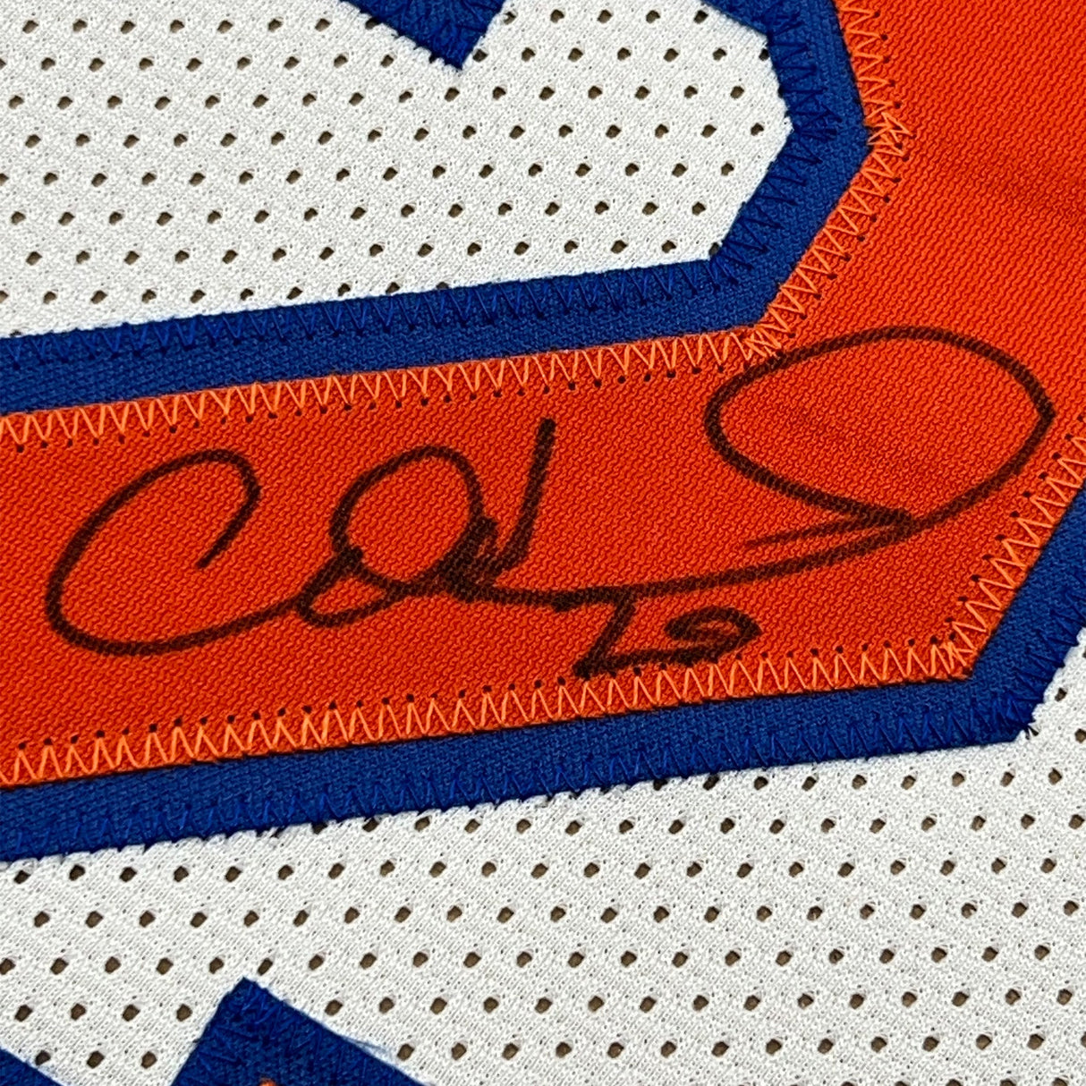 Camiseta de baloncesto blanca de Nueva York de 35 x 39, enmarcada, autografiada y firmada por Allan Houston. PSA/CÓDIGO DE AUTÉNTICO/ADN.