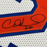 Camiseta de baloncesto blanca de Nueva York de 35 x 39, enmarcada, autografiada y firmada por Allan Houston. PSA/CÓDIGO DE AUTÉNTICO/ADN.