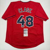 Camiseta de béisbol roja de Cleveland autografiada/firmada por Emmanuel Clase JSA COA