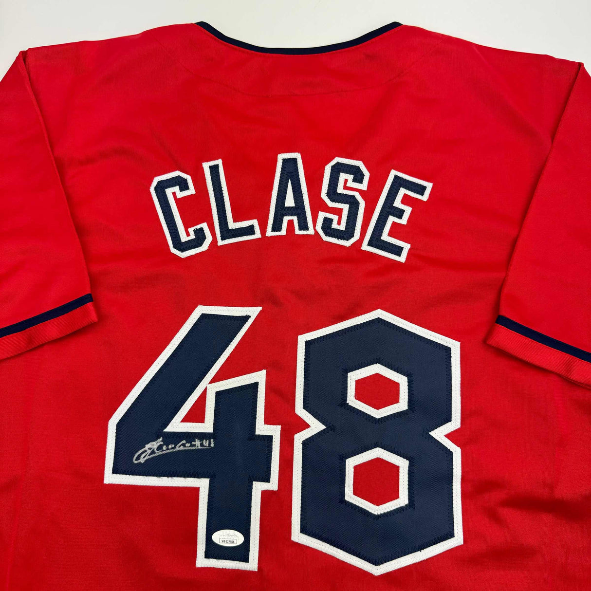 Camiseta de béisbol roja de Cleveland autografiada/firmada por Emmanuel Clase JSA COA