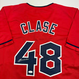 Camiseta de béisbol roja de Cleveland autografiada/firmada por Emmanuel Clase JSA COA