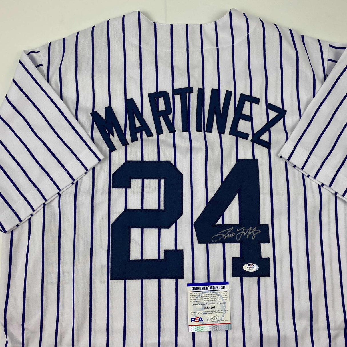 Camiseta de béisbol de rayas de Nueva York autografiada/firmada por Tino Martínez, PSA/CÓDIGO DE ADN