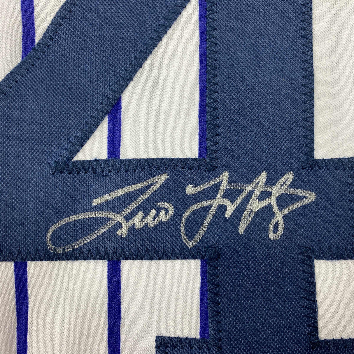 Camiseta de béisbol de rayas de Nueva York autografiada/firmada por Tino Martínez, PSA/CÓDIGO DE ADN