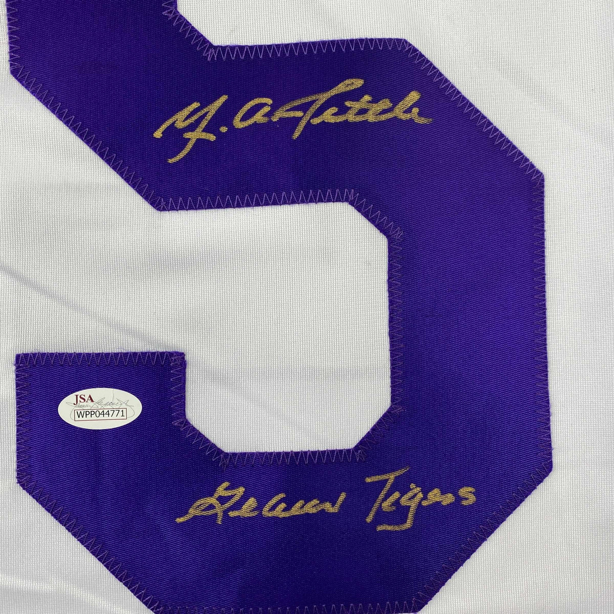 Camiseta de fútbol americano universitario autografiada/firmada YA YA con título inscrito Geaux Tigers LSU blanca JSA COA
