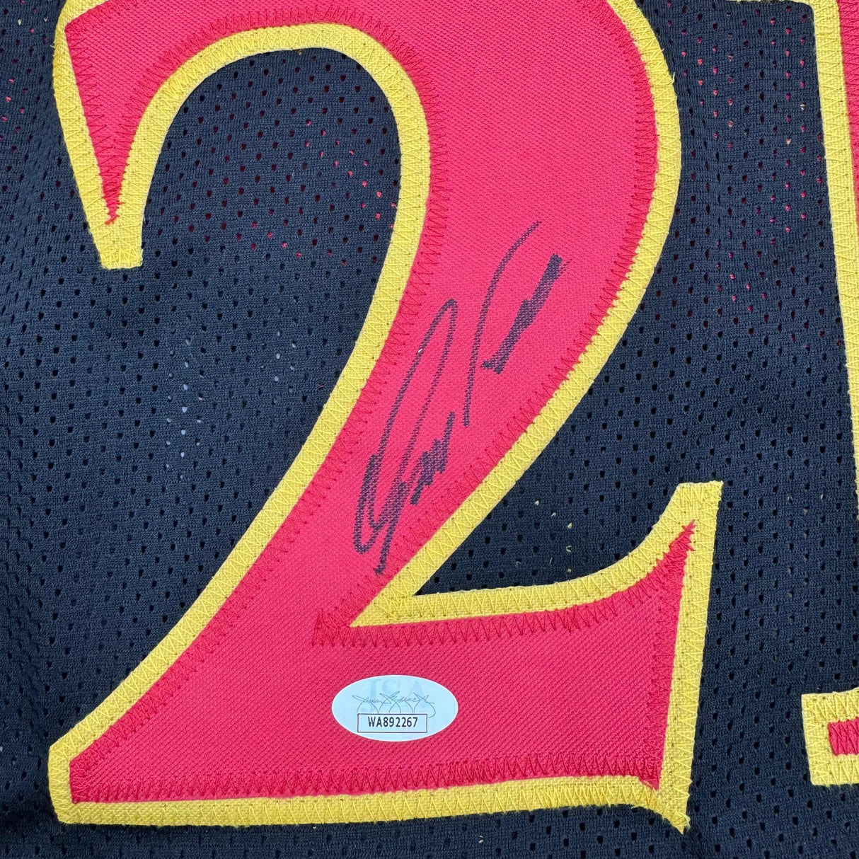 Camiseta de baloncesto negra de Atlanta, enmarcada, autografiada y firmada por Dominique Wilkins, 35 x 39, JSA COA