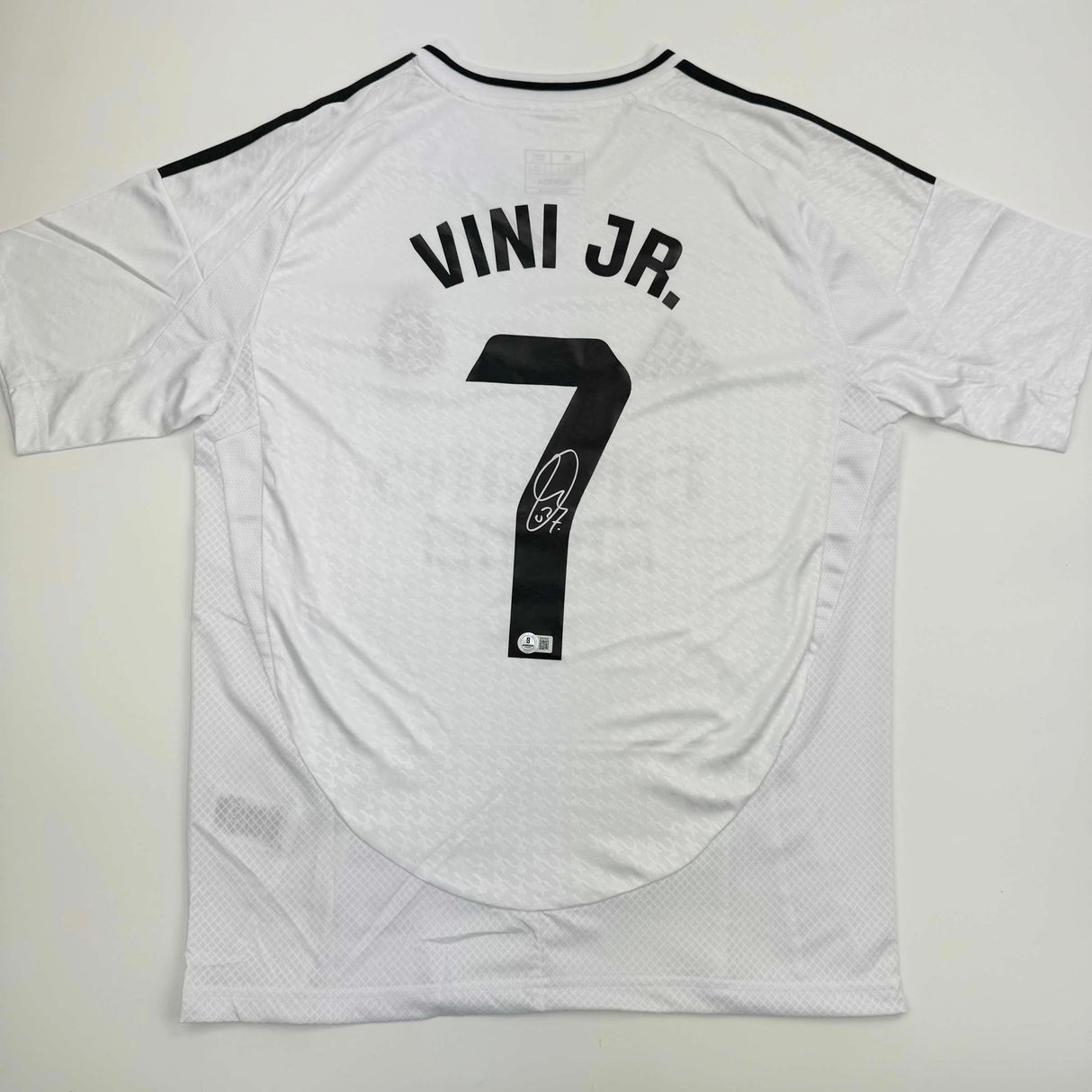 Camiseta de fútbol blanca del Real Madrid autografiada/firmada por Vini Vinicius Jr. #7 Beckett BAS COA