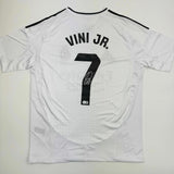 Camiseta de fútbol blanca del Real Madrid autografiada/firmada por Vini Vinicius Jr. #7 Beckett BAS COA