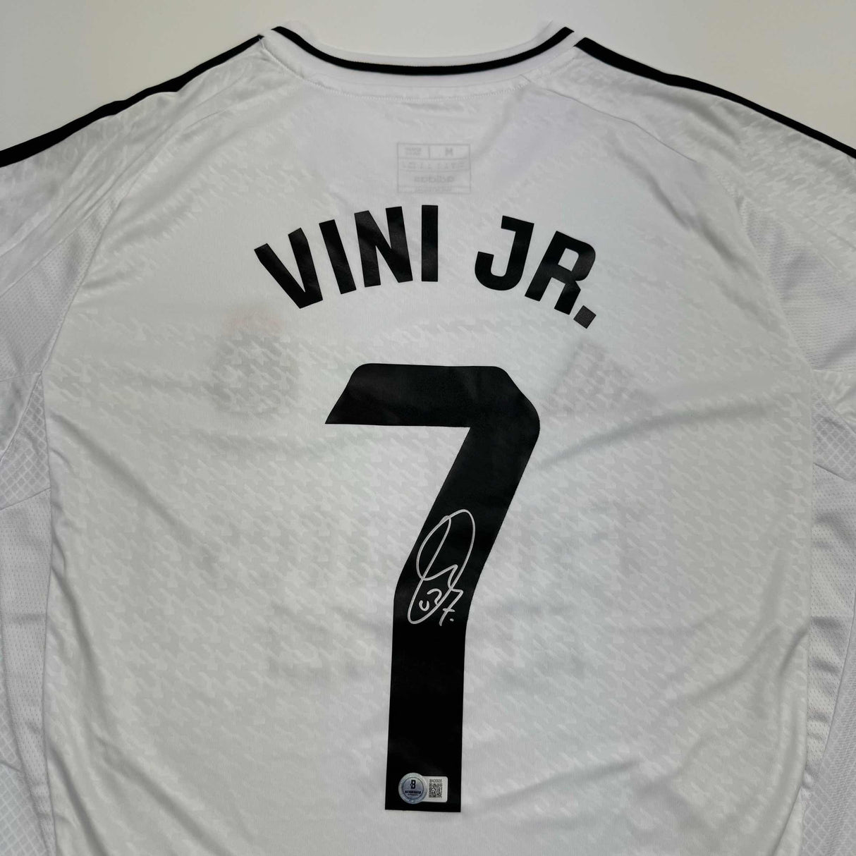 Camiseta de fútbol blanca del Real Madrid autografiada/firmada por Vini Vinicius Jr. #7 Beckett BAS COA
