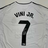 Camiseta de fútbol blanca del Real Madrid autografiada/firmada por Vini Vinicius Jr. #7 Beckett BAS COA
