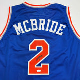 Camiseta de baloncesto azul de Nueva York autografiada/firmada por Miles Deuce McBride (JSA COA)