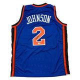 Camiseta de baloncesto azul de Nueva York autografiada/firmada por Larry Johnson Beckett BAS COA