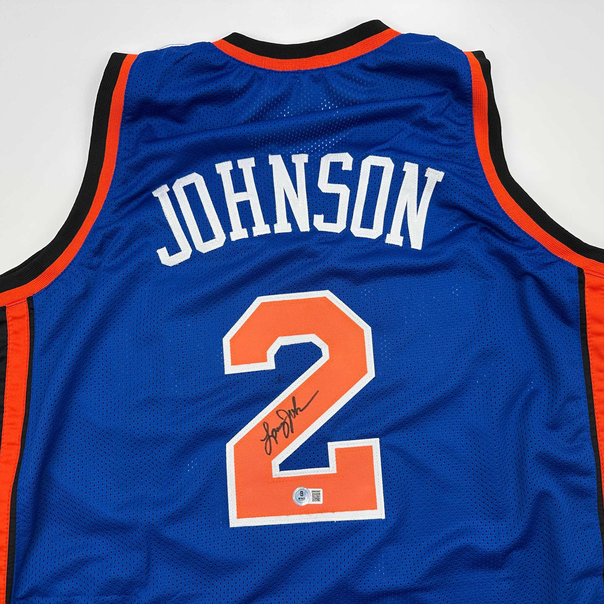 Camiseta de baloncesto azul de Nueva York autografiada/firmada por Larry Johnson Beckett BAS COA