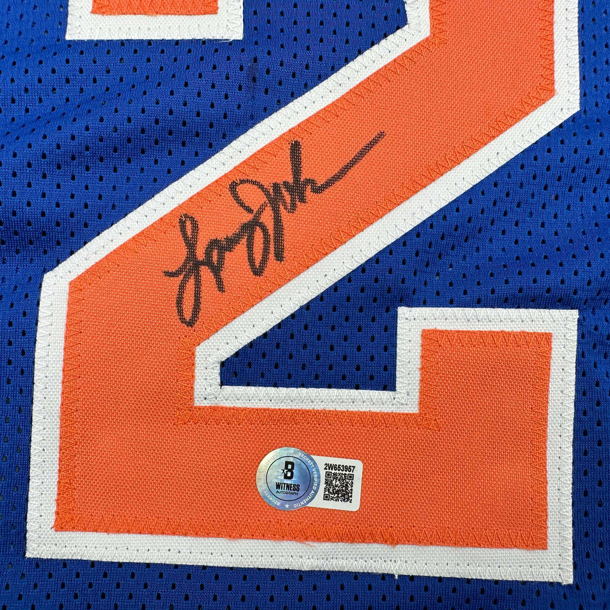 Camiseta de baloncesto azul de Nueva York autografiada/firmada por Larry Johnson Beckett BAS COA