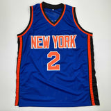 Camiseta de baloncesto azul de Nueva York autografiada/firmada por Larry Johnson Beckett BAS COA