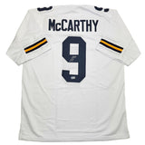 Camiseta de fútbol americano universitario autografiada/firmada por JJ McCarthy, de Michigan, color blanco, Beckett BAS COA