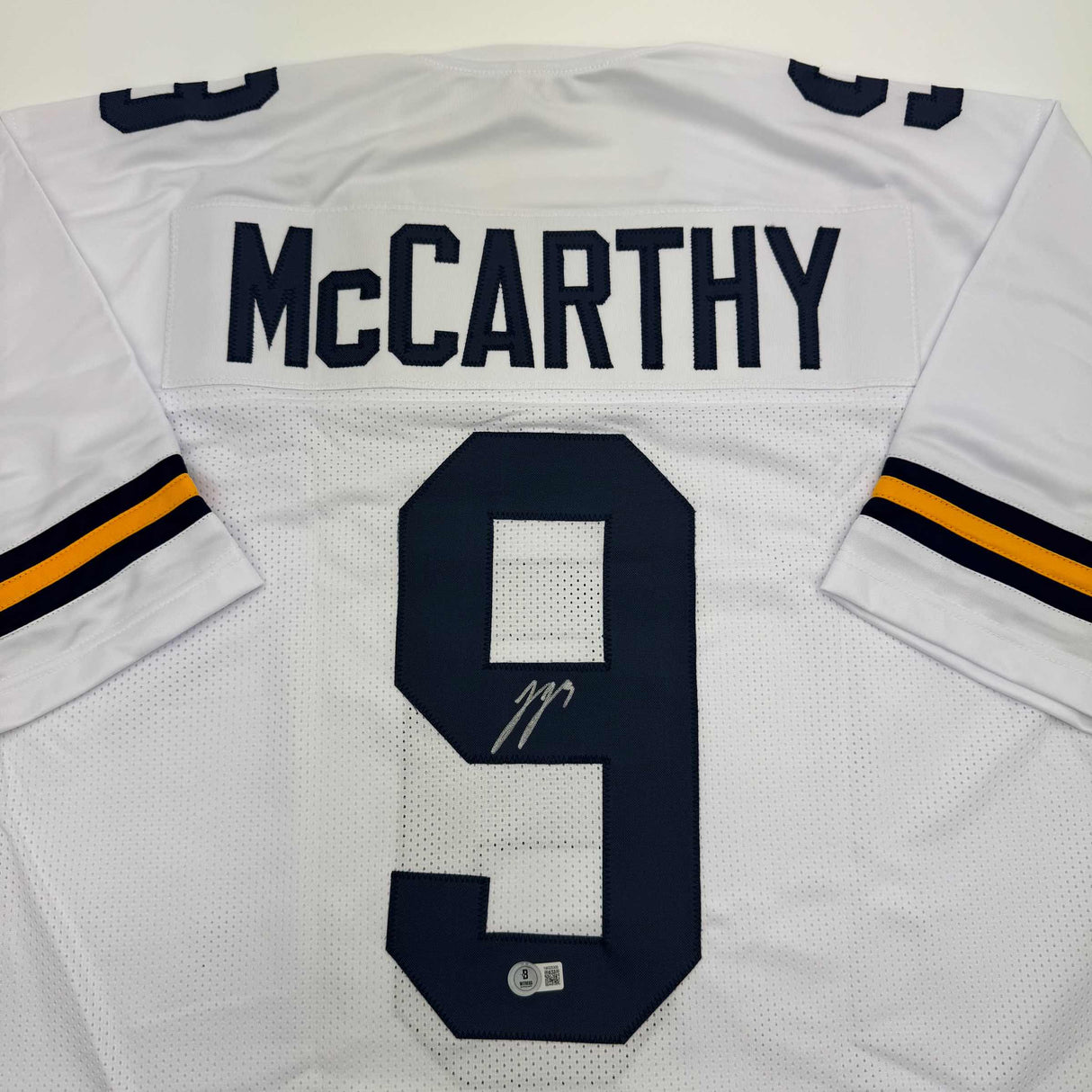 Camiseta de fútbol americano universitario autografiada/firmada por JJ McCarthy, de Michigan, color blanco, Beckett BAS COA