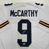 Camiseta de fútbol americano universitario autografiada/firmada por JJ McCarthy, de Michigan, color blanco, Beckett BAS COA