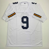 Camiseta de fútbol americano universitario autografiada/firmada por JJ McCarthy, de Michigan, color blanco, Beckett BAS COA
