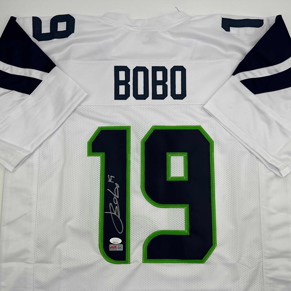 Camiseta de fútbol blanca de Seattle autografiada/firmada por Jake Bobo JSA COA