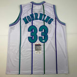 Camiseta de baloncesto blanca de Charlotte de Alonzo Mourning autografiada y firmada por JSA COA