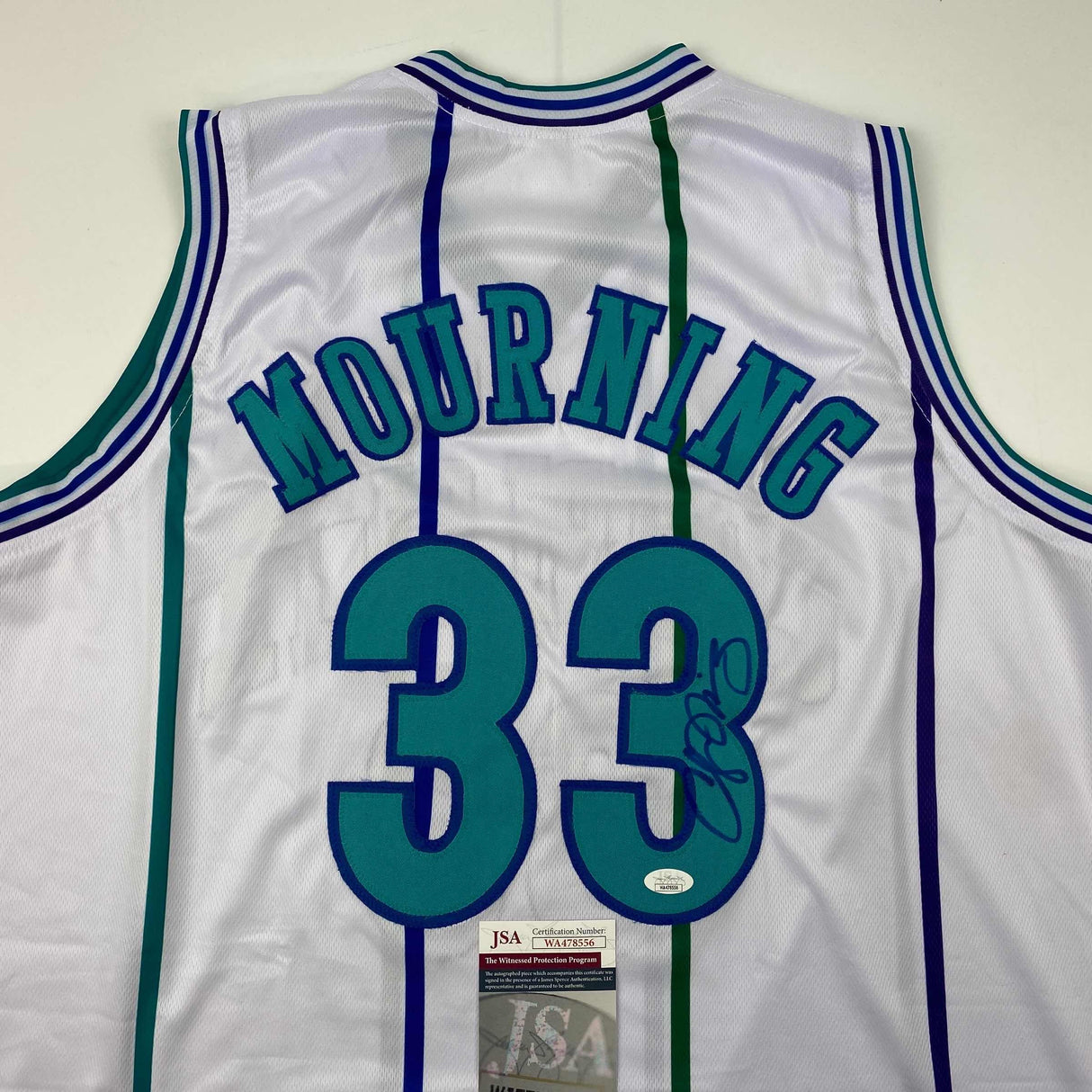 Camiseta de baloncesto blanca de Charlotte de Alonzo Mourning autografiada y firmada por JSA COA